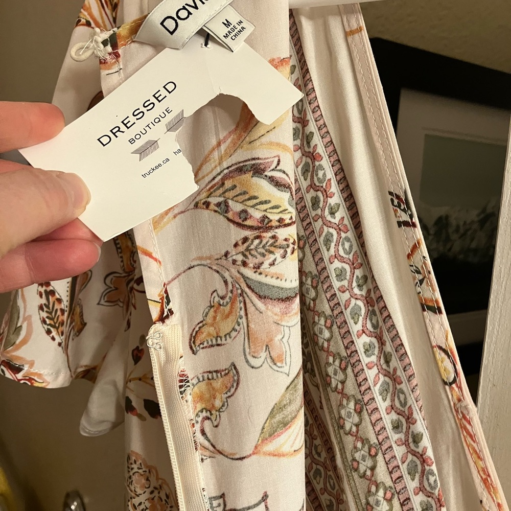 Davi and Dani sun dress. NWT- size medium. Cute wrap style!